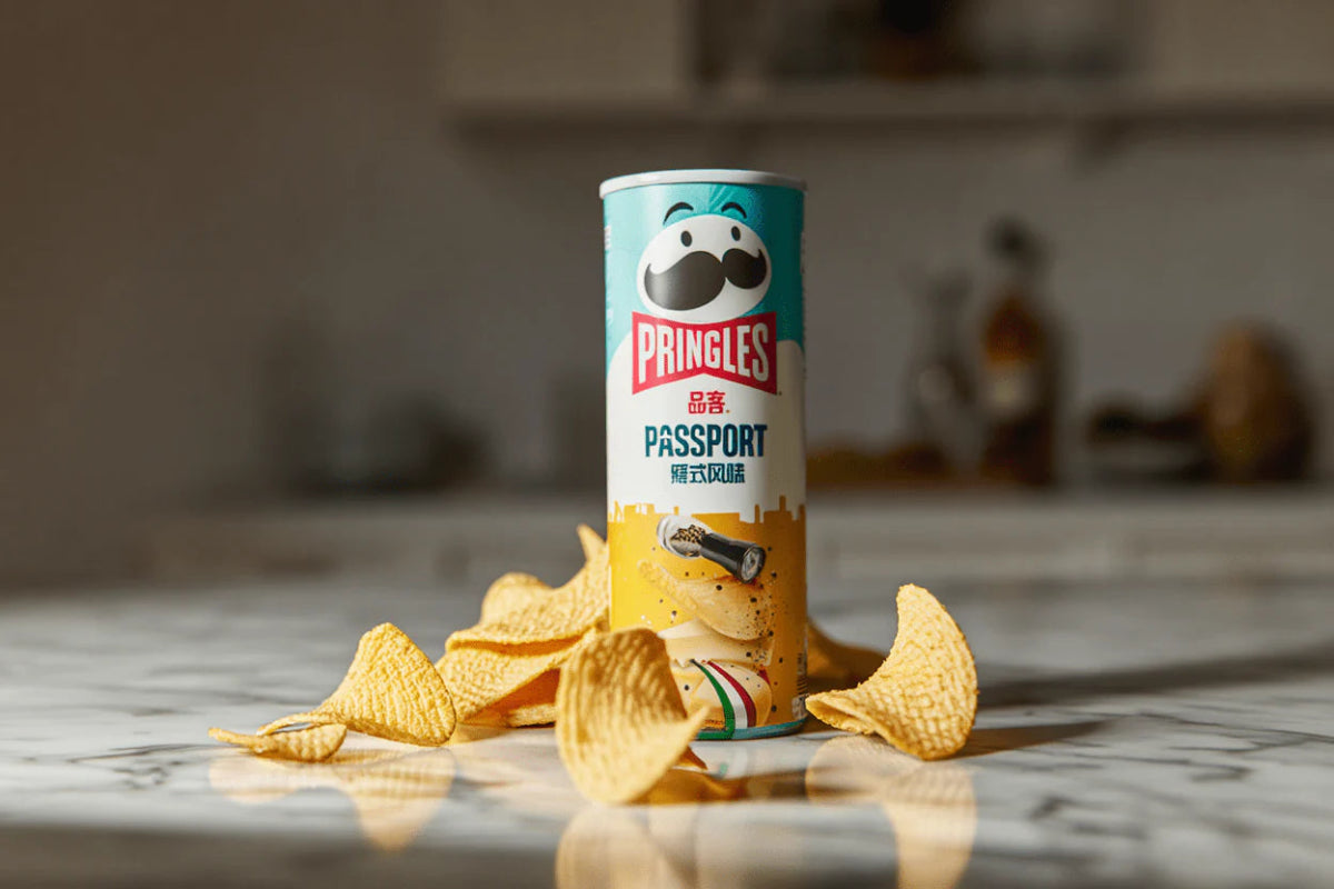 Pringles Passport Italian Style Feketebors & Parmezán Ízű Chips 110g